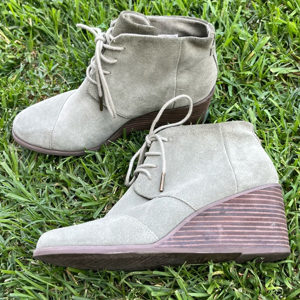 Toms wedges size 10 •greige neutral • good condition. Comfortable